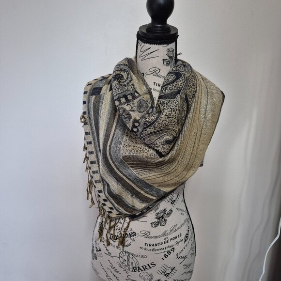 Wrap / Scarf - Picture 5 of 10